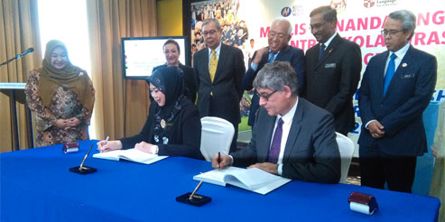Magnification in Malaysia Saul signing image