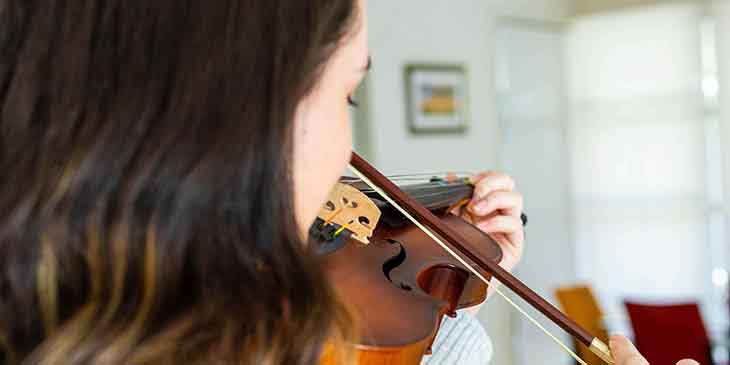 Girl playing the violin